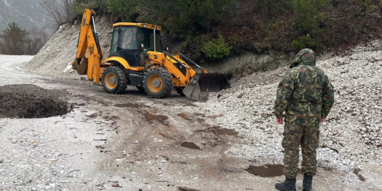 Moti i keq, në Gjirokastër disa akse të bllokuar nga rrëshqitja e dherave