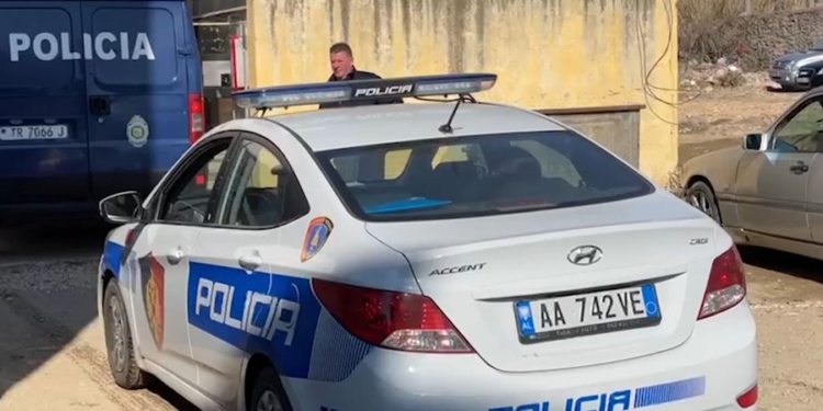 Gjendet një trup i pajetë pranë hekurudhës në Peqin