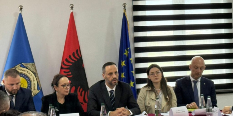 Lamallari mbledh drejtorët e burgjeve në Fier: Garantoni sigurinë dhe zbatimin besnik të ligjit!