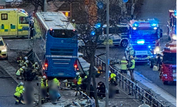 Aksident horror në Stokholm! Përplaset autobusi dykatësh, disa të vdekur
