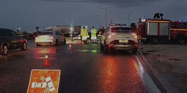 Aksident i rëndë në Lushnjë-Rrogozhinë, makinat përplasen ‘kokë më kokë’! “Ford”-i shpërthen në flakë (FOTO)