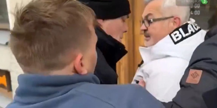VIDEO- Rusi/ Incident i rëndë, turma sulmon ambasadorin e Polonisë! Rriten tensionet mes Varshavës dhe Moskës