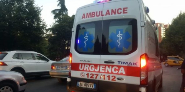 Aksident në Shkodër, makina përplaset me motorin, plagoset 19-vjeçari