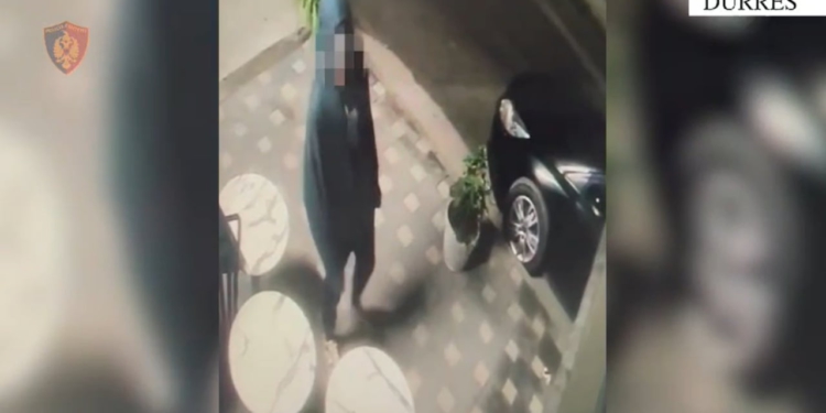 Theu arrestin e shtëpisë për të vjedhur, arrestohet 29-vjeçari në Durrës, shpallen në kërkim bashkëpunëtorët