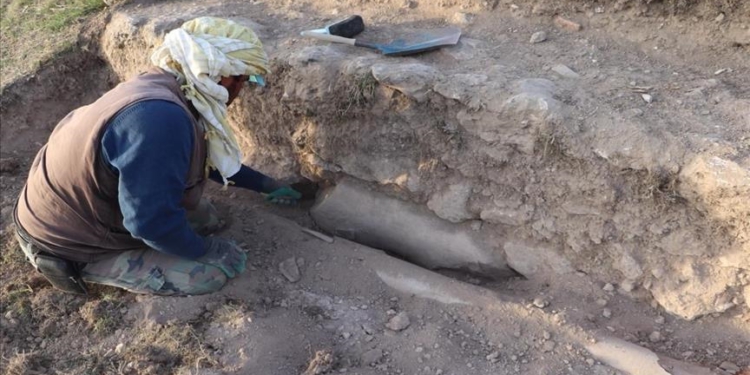 Befasohen arkeologët/ Zbulohet statuja 1800-vjeçare në një qytet të lashtë në..