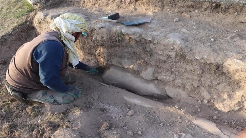 Befasohen arkeologët/ Zbulohet statuja 1800-vjeçare në një qytet të lashtë në..