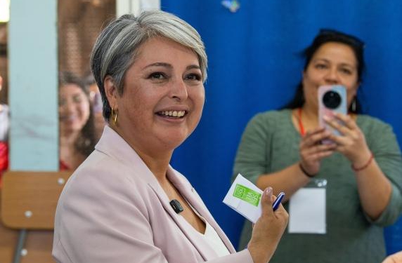 Kili drejt një përplasjeje historike: Komunistja Jara dhe ultrakonservatori Kast në balotazh