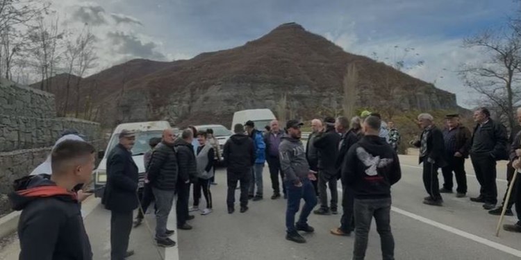 Bllokuan rrugën “Qukës-Qafë Plloçë”, policia e Pogradecit çon në ndjekje penale 8 persona
