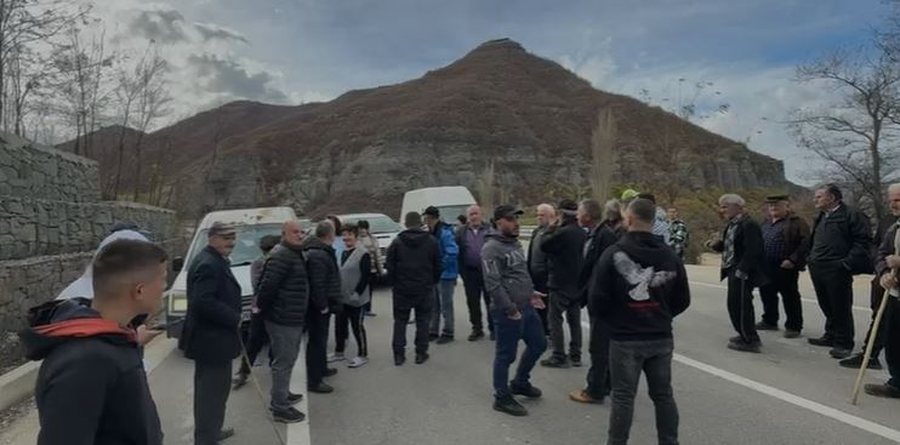Bllokuan rrugën “Qukës-Qafë Plloçë”, policia e Pogradecit çon në ndjekje penale 8 persona