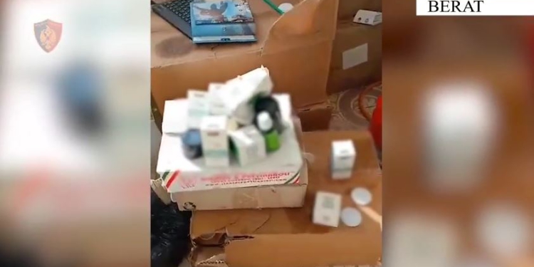 Mashtronte në rrjete sociale me kremra “shëruese”, procedohet 30-vjeçarja nga Berati