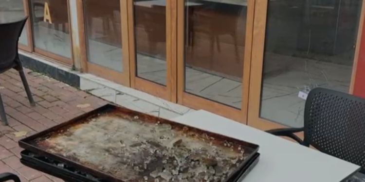 Shenja plumbash në mure e xhama të thyer, këto janë pamjet nga biznesi në Kukës ku u qëllua me breshëri