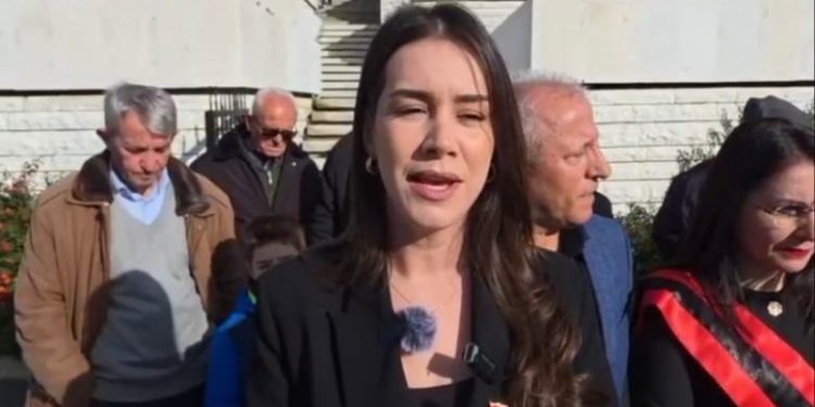 Homazhe në varrezat e Dëshmorëve, deputetja e PS ngatërron Ditën e Çlirimit me Pavarësinë