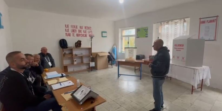 Dy orë pa votues në Dukat, ai që erdhi, harroi kartën e identitetit: Nuk kam fuqi të vij sërish
