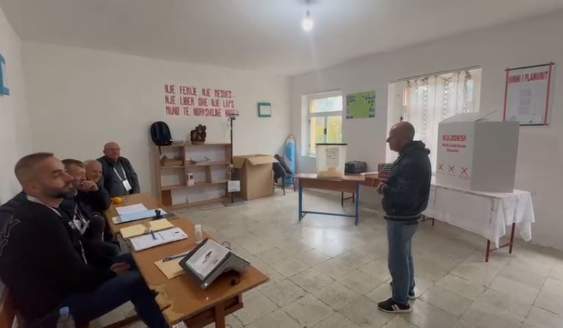 Dy orë pa votues në Dukat, ai që erdhi, harroi kartën e identitetit: Nuk kam fuqi të vij sërish