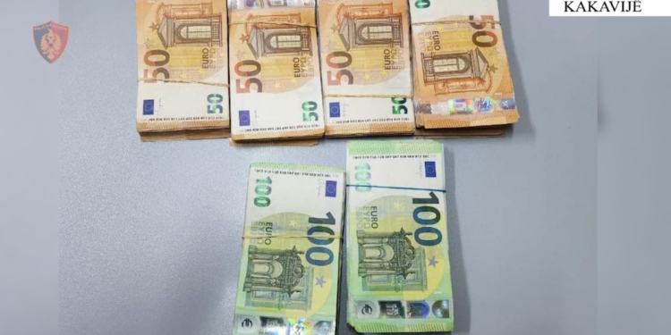 Kapet me 42 mijë euro të padeklaruara në kufi, procedohet penalisht 44-vjeçari nga Fieri