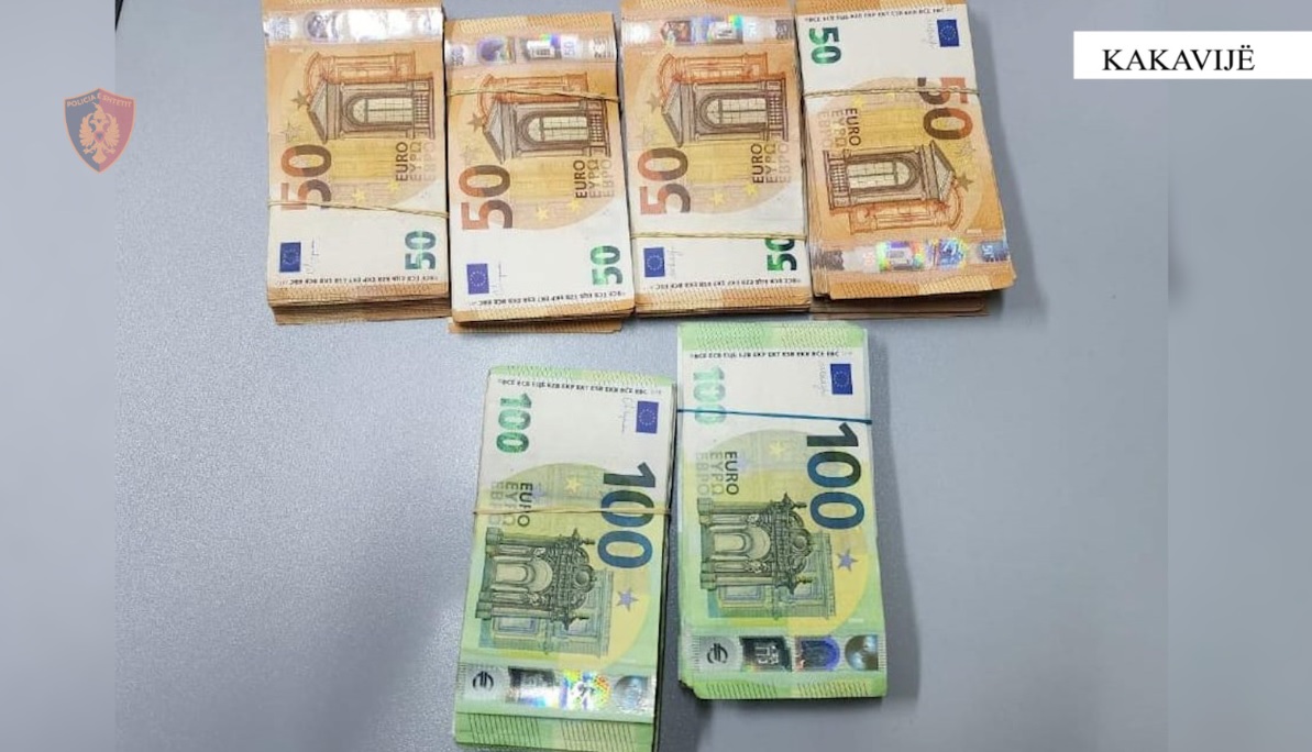Kapet me 42 mijë euro të padeklaruara në kufi, procedohet penalisht 44-vjeçari nga Fieri