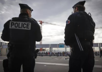 VIDEO-Kërcënim për bombë në televizionin francez, ndërpritet transmetimi live dhe evakuohet stafi