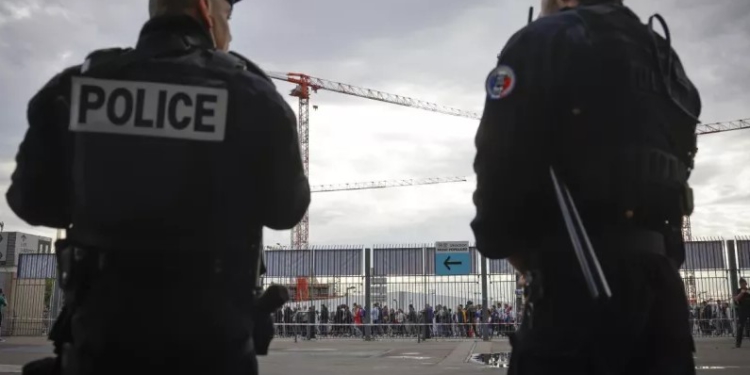 VIDEO-Kërcënim për bombë në televizionin francez, ndërpritet transmetimi live dhe evakuohet stafi