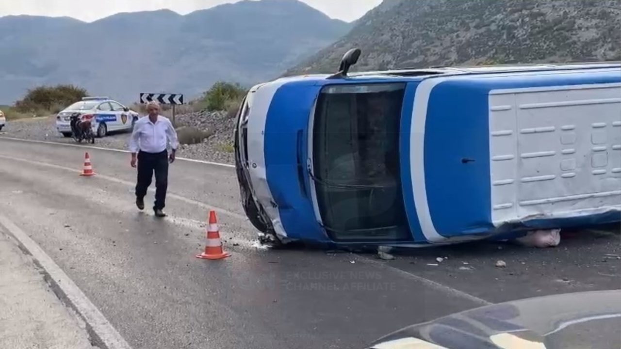 Aksident në Dibër: Shoferi i dehur nxjerr furgonin nga rruga, pesë të plagosur