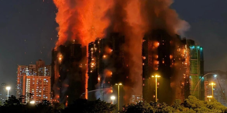 Thellohet bilanci i viktimave në gradaçelën e Hong Kong-ut/ Humbin jetën 36 persona, 297 raportohen të zhdukur (VIDEO)