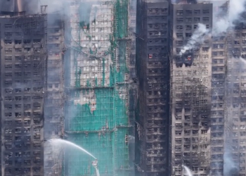 Zjarri katastrofik në Hong Kong, 55 viktima dhe 270 të zhdukur