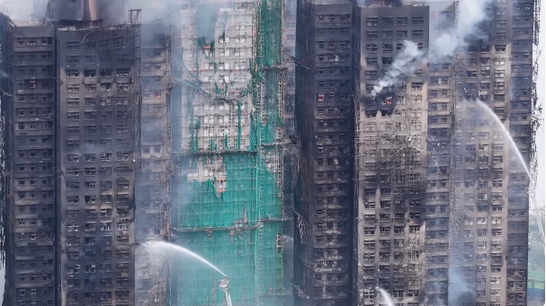Zjarri katastrofik në Hong Kong, 55 viktima dhe 270 të zhdukur