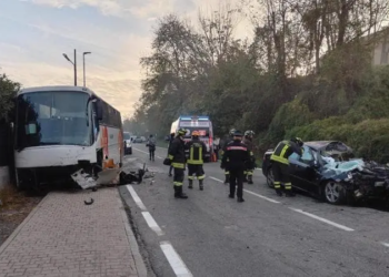 Aksident i rëndë në Torino / Autobusi me 50 nxënës përplaset me “BMW” 20 të plagosur, humb jetën..  