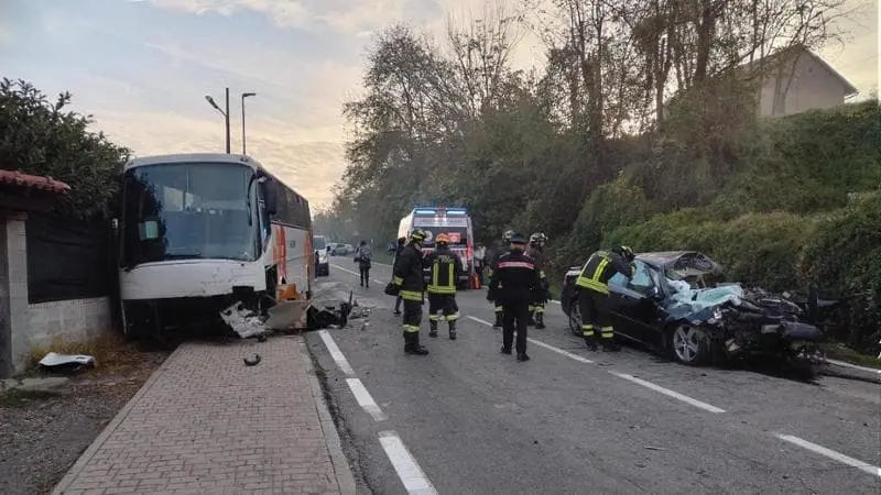Aksident i rëndë në Torino / Autobusi me 50 nxënës përplaset me “BMW” 20 të plagosur, humb jetën..  