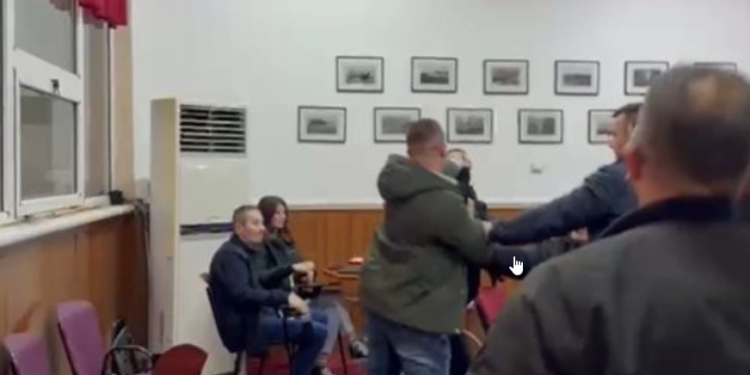 “Turp të keni, legena”- U arrestua pas sherrit në Bashkinë e Pogradecit, Gjykata liron nga burgu Kevi Muçollarin