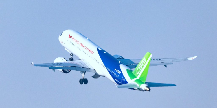 Aeroplani kinez “C919” bën debutimin në Lindjen e Mesme në Ekspozitën Ajrore të Dubait 2025