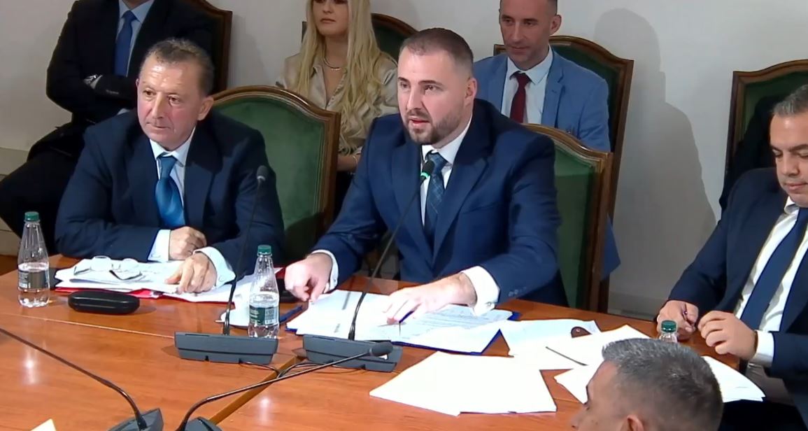 “Qelitë e VIP-ave në Durrës, si hotel”, kreu i Burgjeve përplaset me opozitën: Ushqimi nga jashtë prej frikës së hakmarrjeve