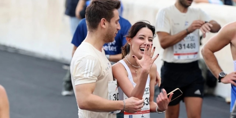 Vajza turke merr propozimin për martesë në finishin e garës, në Maratonën e Athinës