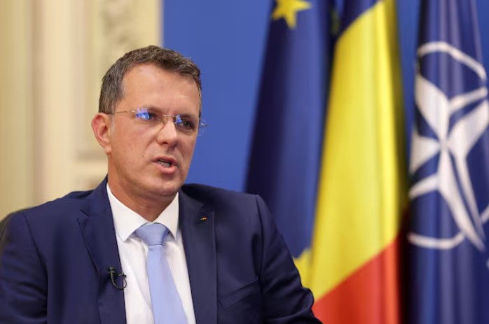 Dha informacion të rremë në CV/ Jep dorëheqjen ministri i Mbrojtjes në..