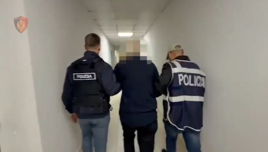 U merrte para pacientëve për ekot, kapet në flagrancë mjeku në Fier! I gjenden edhe miliona lekë në banesë