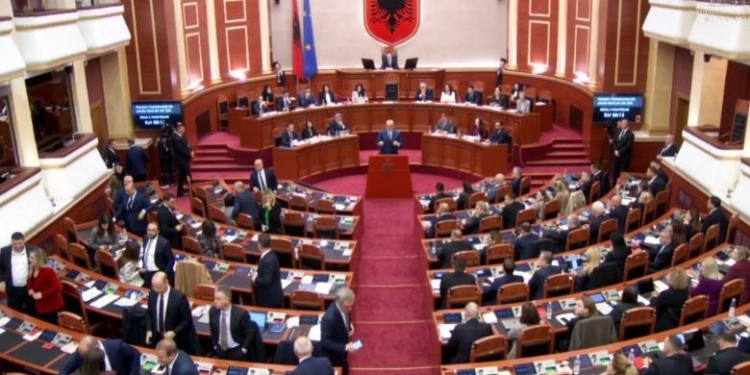 “Duke i kthyer shpinën Ramës, po i ktheni b***ën”/ Nard Ndoka tallet me deputetët e PD-së