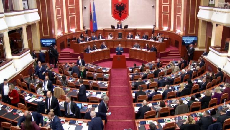 “Duke i kthyer shpinën Ramës, po i ktheni b***ën”/ Nard Ndoka tallet me deputetët e PD-së