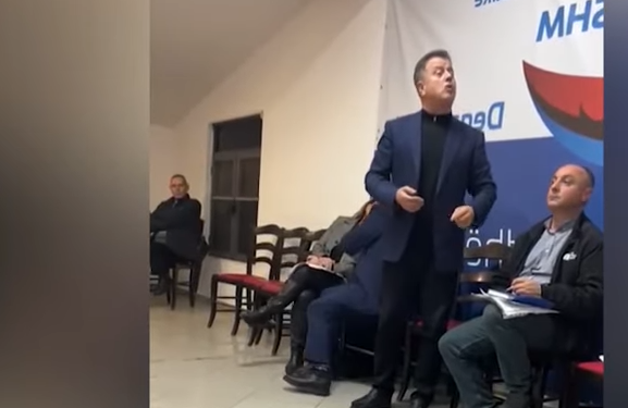 VIDEO-Demokratët sherr me Flamur Nokën në degën Kamëz-Paskuqan: Prej teje nuk rri asnjë sekondë në PD! Kërkojnë llogari për..