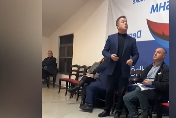VIDEO-Demokratët sherr me Flamur Nokën në degën Kamëz-Paskuqan: Prej teje nuk rri asnjë sekondë në PD! Kërkojnë llogari për..