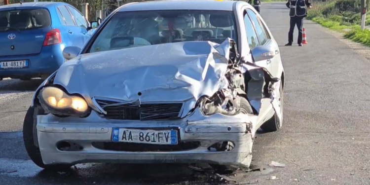 Aksident i rëndë, 2 makina përplasen me njëra-tjetrën në Fier/ Gjashtë të plagosur, dërgohen me urgjencë në spital (VIDEO)