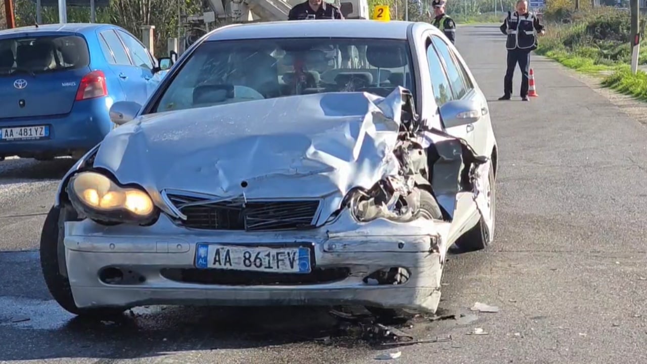 Aksident i rëndë, 2 makina përplasen me njëra-tjetrën në Fier/ Gjashtë të plagosur, dërgohen me urgjencë në spital (VIDEO)