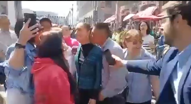 VIDEO e sikletshme, qytetari puth dhe tenton të prekë nga../ Sigurimi reagon me vonesë për presidenten