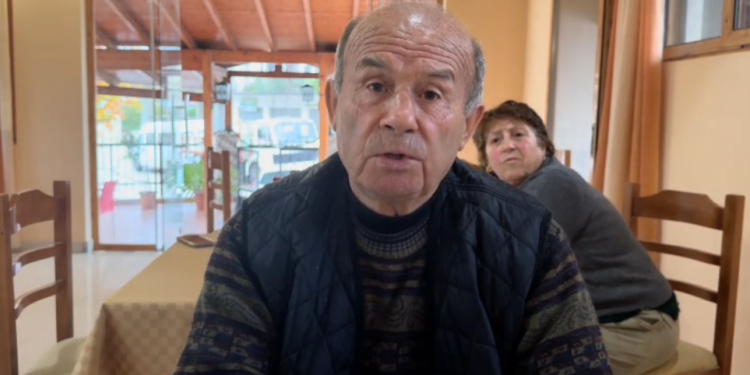 Shkon në lokal dhe dhunon këngëtarin dhe pronarin/ Denoncimi i 69-vjeçarit: Autori ka dy emra është problematik. S’dua të më ngatërrohet..