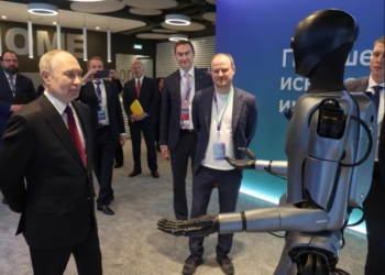VIDEO/ Roboti kërcen përpara Putin: Emri im është Green! Jam një formë fizike e teknologjisë