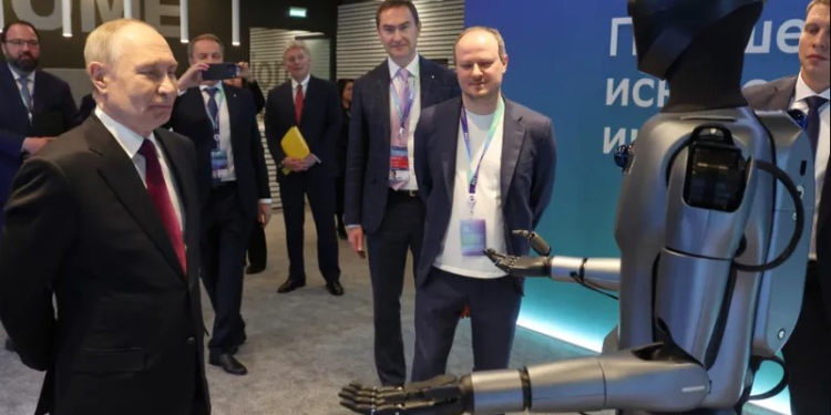 VIDEO/ Roboti kërcen përpara Putin: Emri im është Green! Jam një formë fizike e teknologjisë