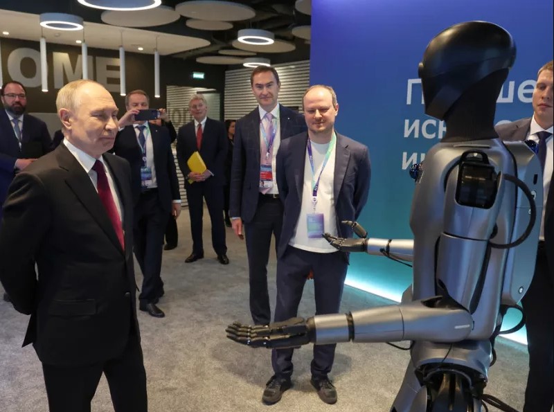 VIDEO/ Roboti kërcen përpara Putin: Emri im është Green! Jam një formë fizike e teknologjisë