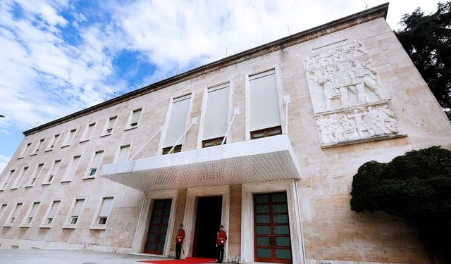 Rama firmos ndryshimet në kabinet. Ja emrat e zv.ministrave të rinj që marrin detyrën..