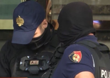 Kërcënuan policët, si u parandalua tragjedia në Orosh: Dy të rinjtë kishin granata, njëri u vetëplagos