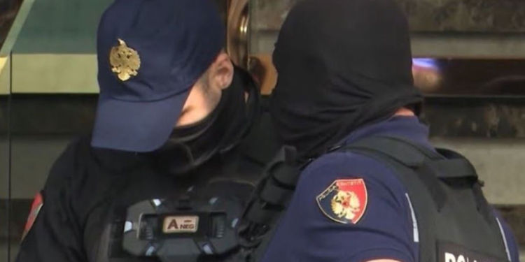 Kërcënuan policët, si u parandalua tragjedia në Orosh: Dy të rinjtë kishin granata, njëri u vetëplagos