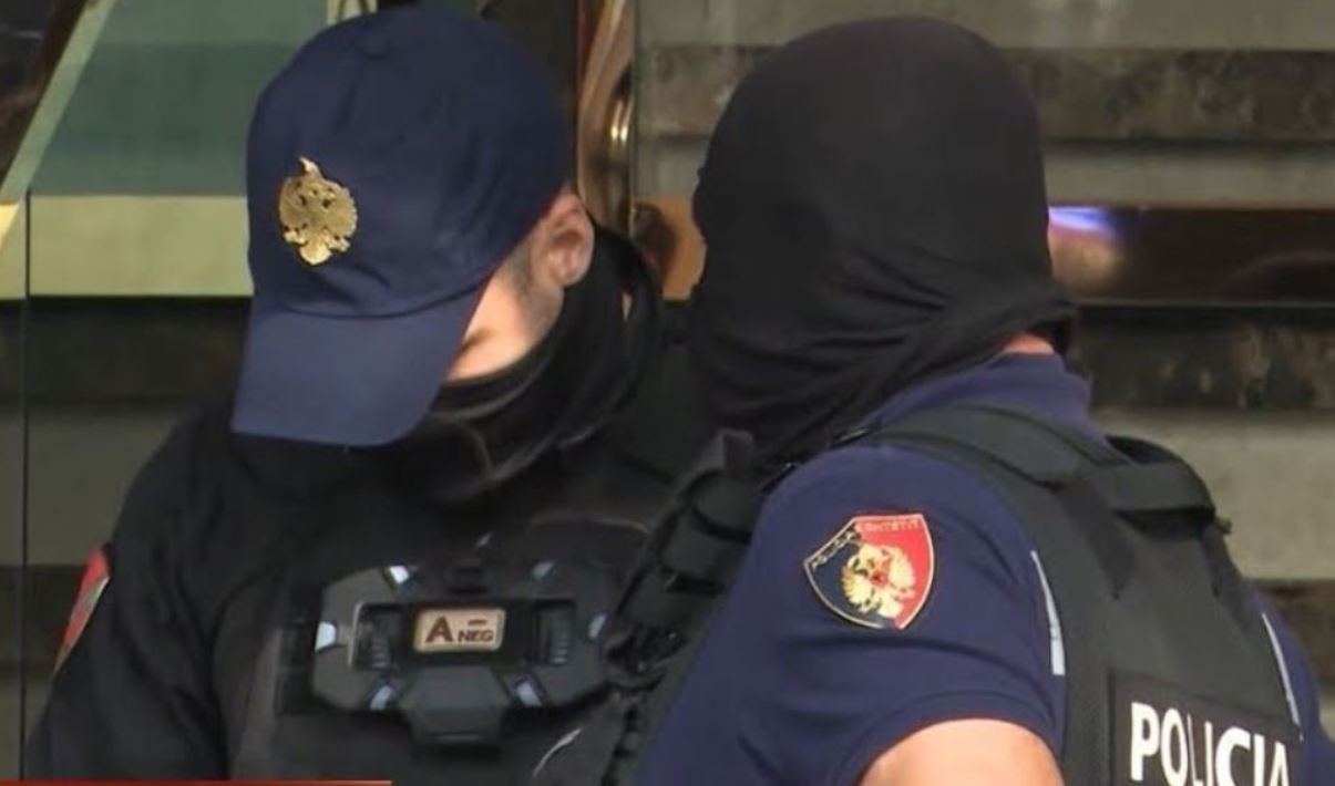 Kërcënuan policët, si u parandalua tragjedia në Orosh: Dy të rinjtë kishin granata, njëri u vetëplagos