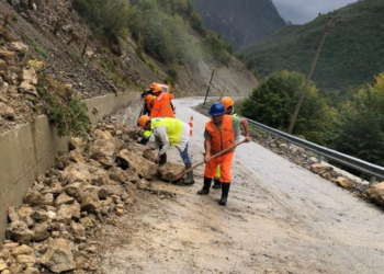 Reshjet bllokojnë dy ura, rrëshqitje gurësh në disa akse, mungesë energjie në shumë zona
